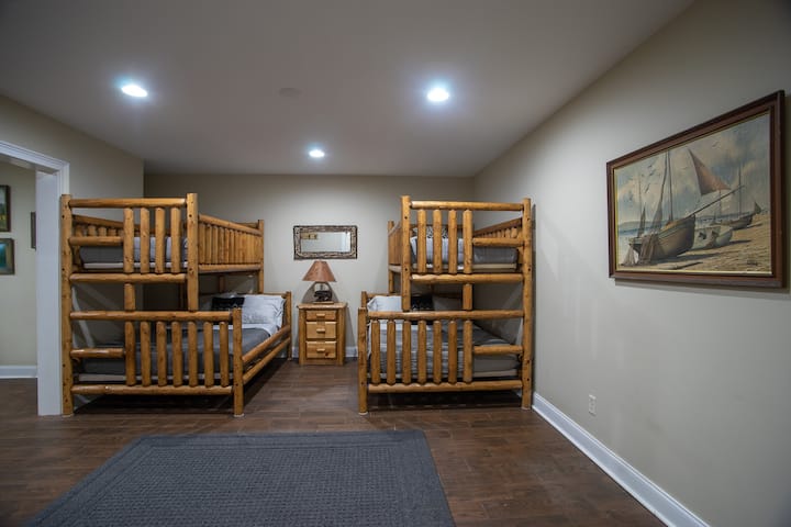 Spavaća soba br. 6, dva kreveta u punoj veličini.