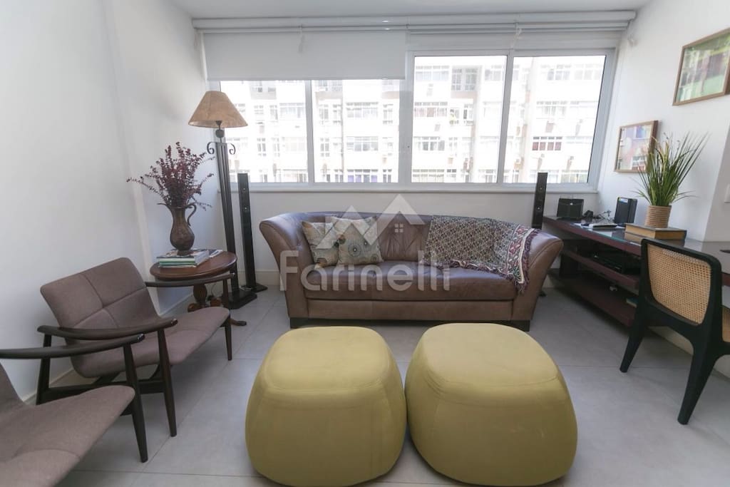 Sala moderna com janelas acusticas