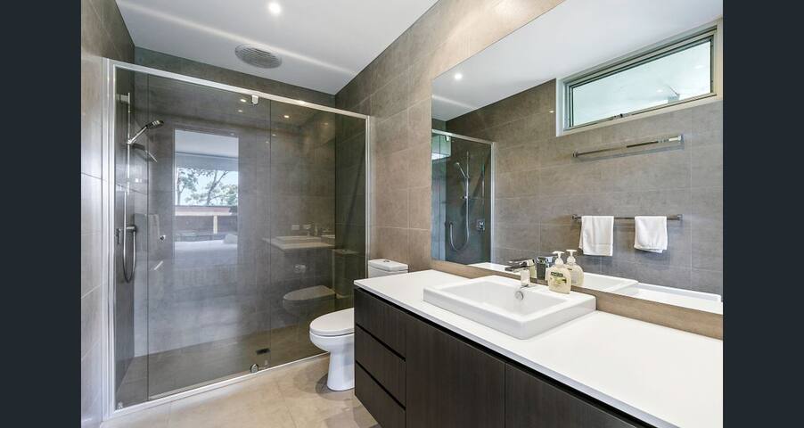 Amazing 5 Bedroom Beach House gallery image 5