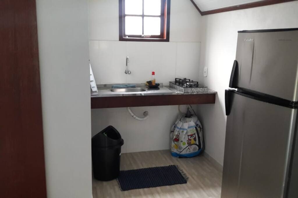 Nossa cozinha conta com cooktop, geladeira , gás , lixeira e utensílios de cozinha
