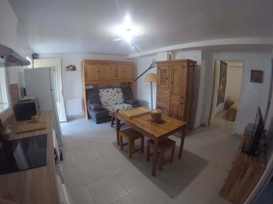 Gîte avec entrée sur la chambre à droite. Porte accès extérieur et terrasse à gauche.