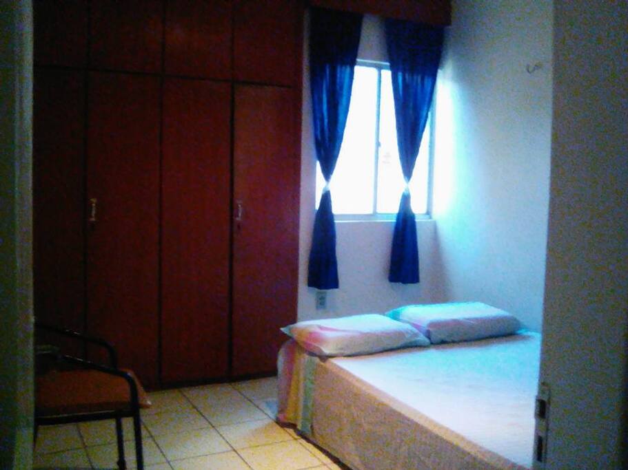 Quarto dispõe de espaço para colchão inflável (disponível) e armadores para sua rede.