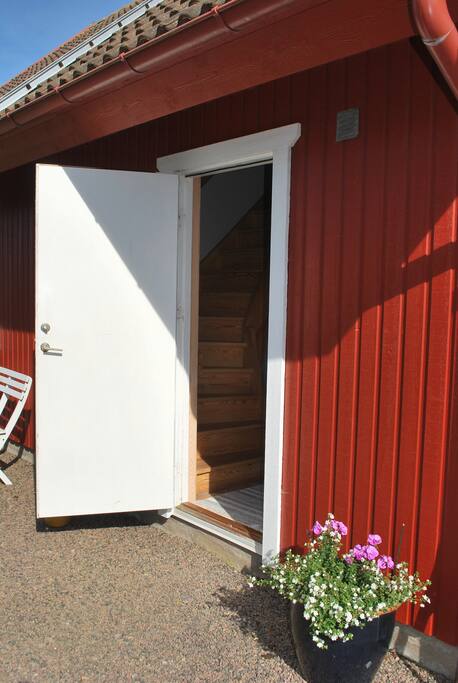 Entré till lägenhet ovanpå garage