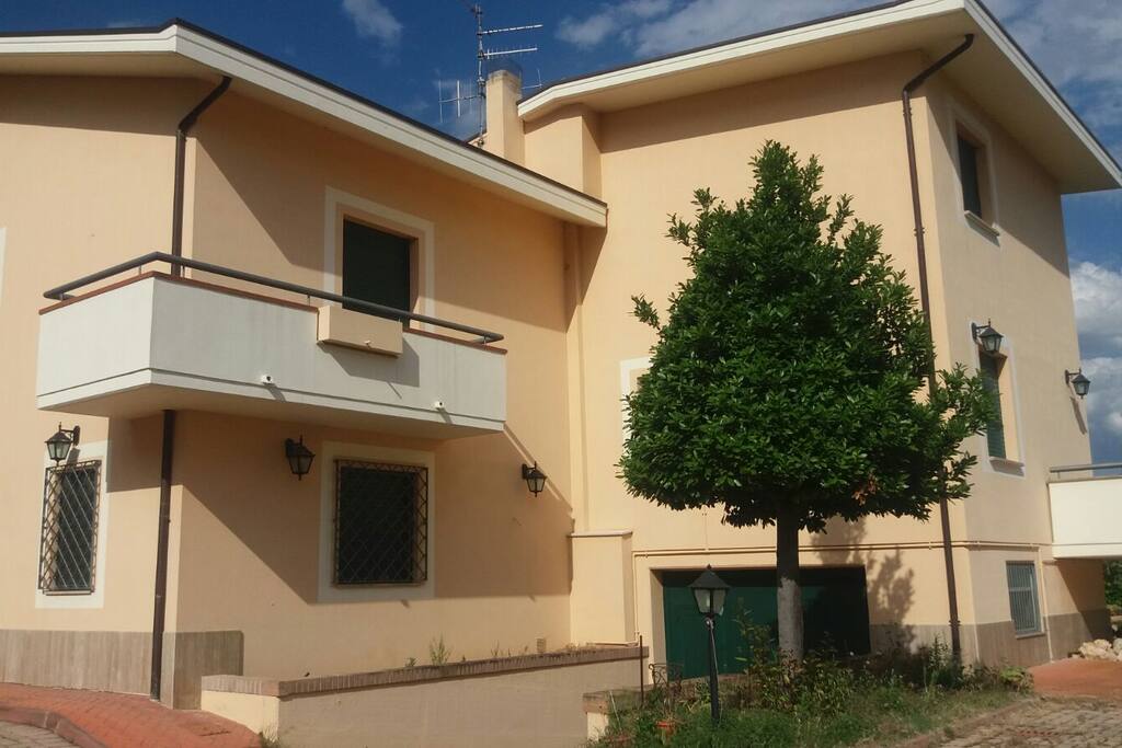 Vista esterna con garage
External vision with garage