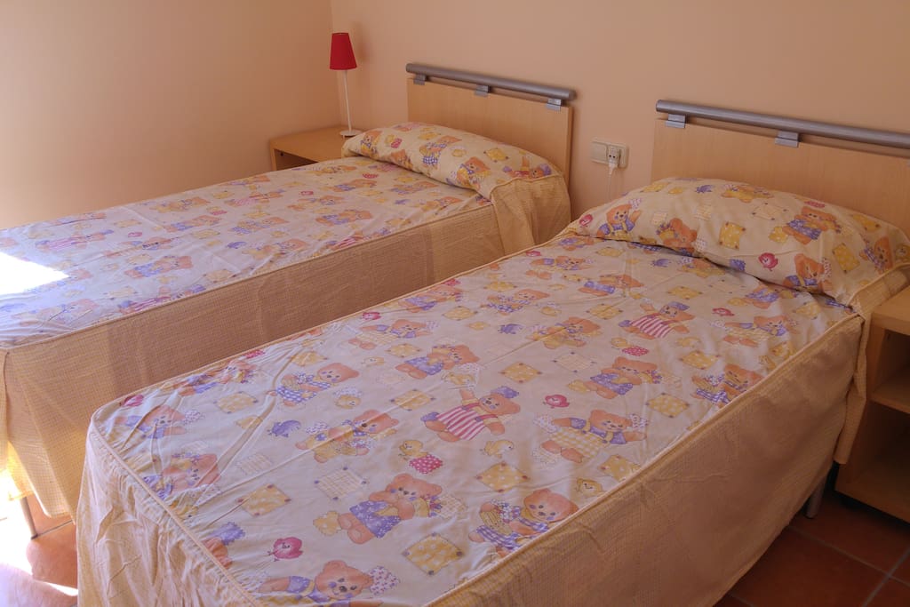 Dormitorio con dos camas y cama nido