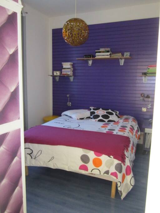 chambre avec une penderie