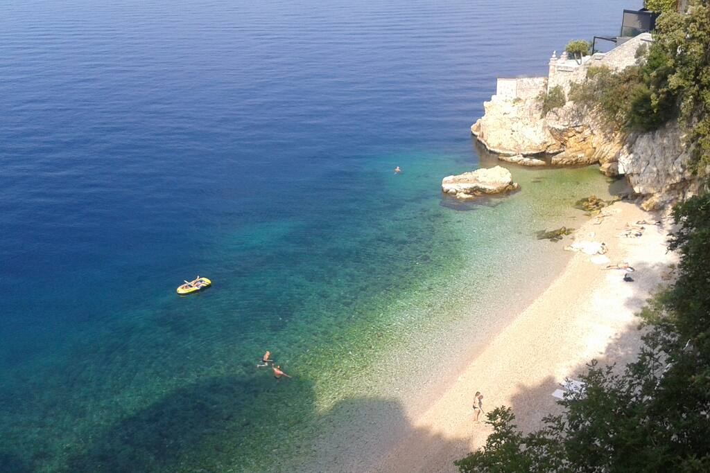 Beack 10 min walk from the room