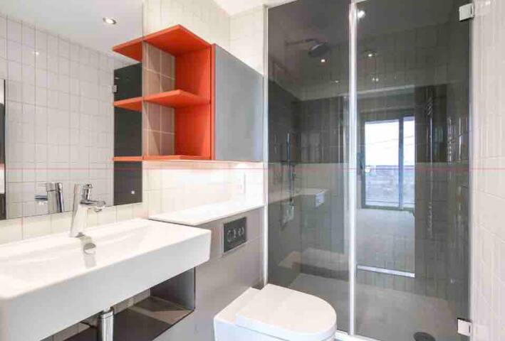 2 Bedroom Penthouse, Views of Canary Wharf and O2 gallery image 5