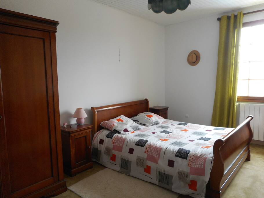 Grande chambre, lit 140, armoire et commode de rangement.