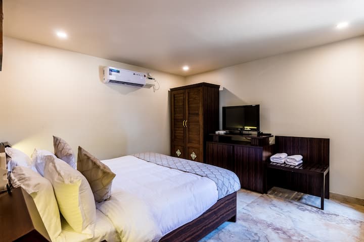 Bedroom 5 image 1
