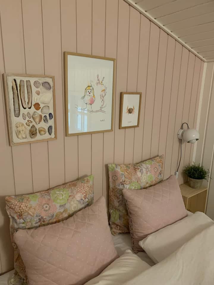 Соба 1 (Роза): 
Кревет (200x140) 
Гардеробер 