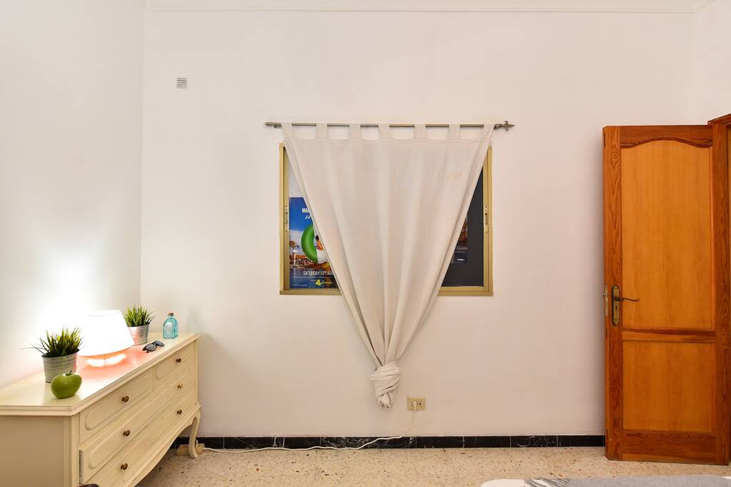 Habitacione doble privada sin ventana con pequeña ventilación