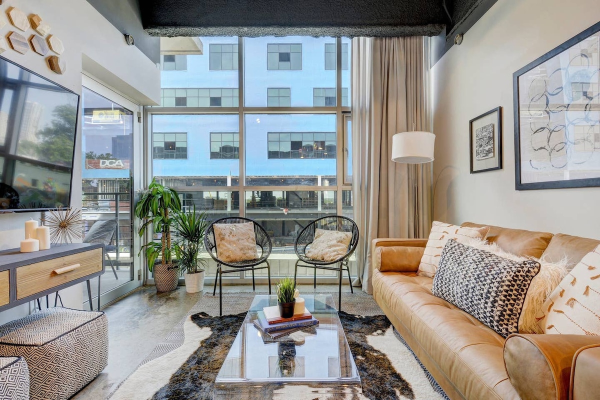 Delightful + Exquisite Loft on 6th Street - Walk Downtown