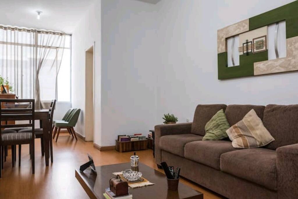 Sala de estar: sofá confortável e mesa de jantar.
Living room: comfortable couch and dinig table.