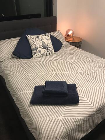 St Kilda delight - Ackland str shops, beach, trams