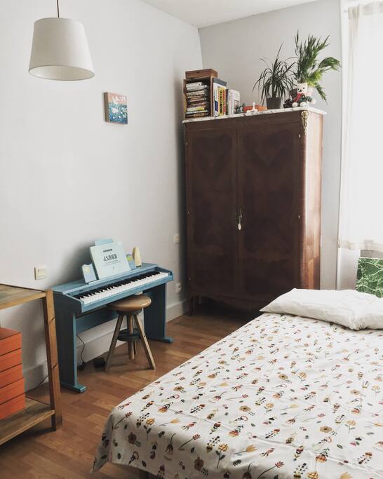 Couch folds into twin bed