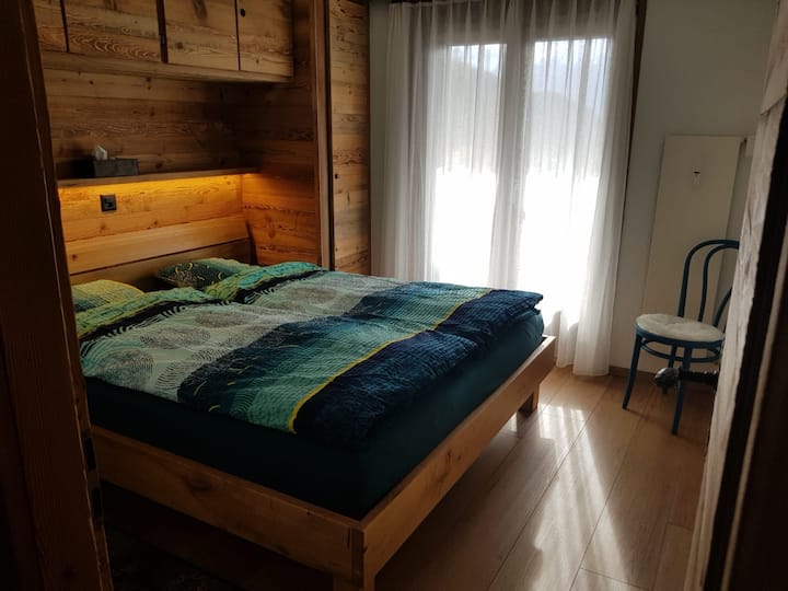 Спалня 1:
Голямо двойно легло с качествено спално бельо. 
Двойно легло: 2 x 90 x 200
Олекотени завивки: 160x240