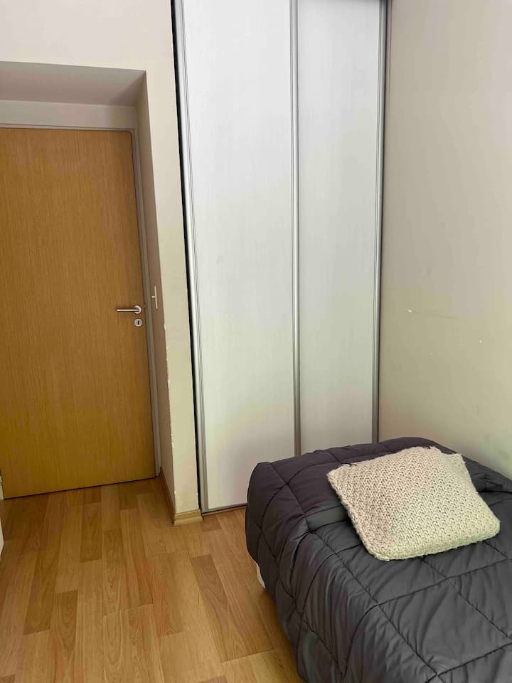 Chumba cha pili kilicho na kabati lenye nafasi kubwa, kitanda cha mtu 1 na kitanda kingine chini