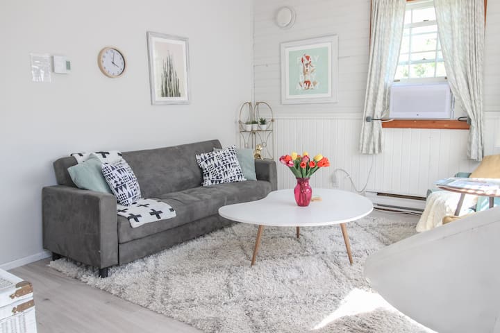 The Painted Oasis - Cozy Wasaga Beach Retreat