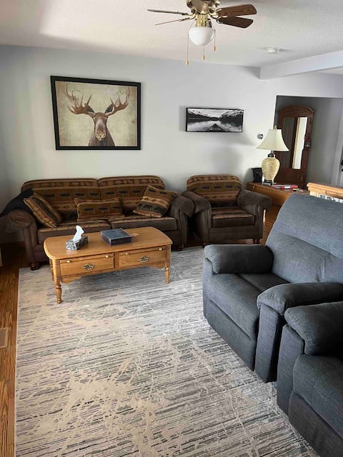 Popular Airbnb listing: Enjoy scenic 4bdrm Lakehouse with Tikibar & Hottub in Trent Lakes