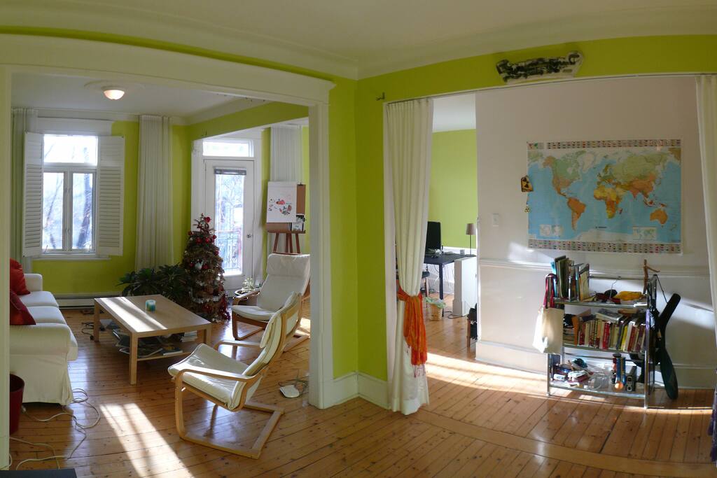 salon triple très spacieux. Il y a des rideaux pour transformer une partie du salon en 2eme chambre