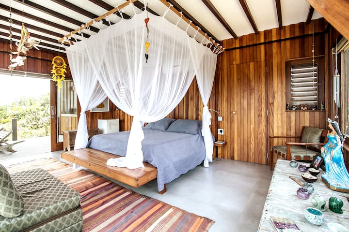 Vista interna do bangalô com sofá cama para crianças. 