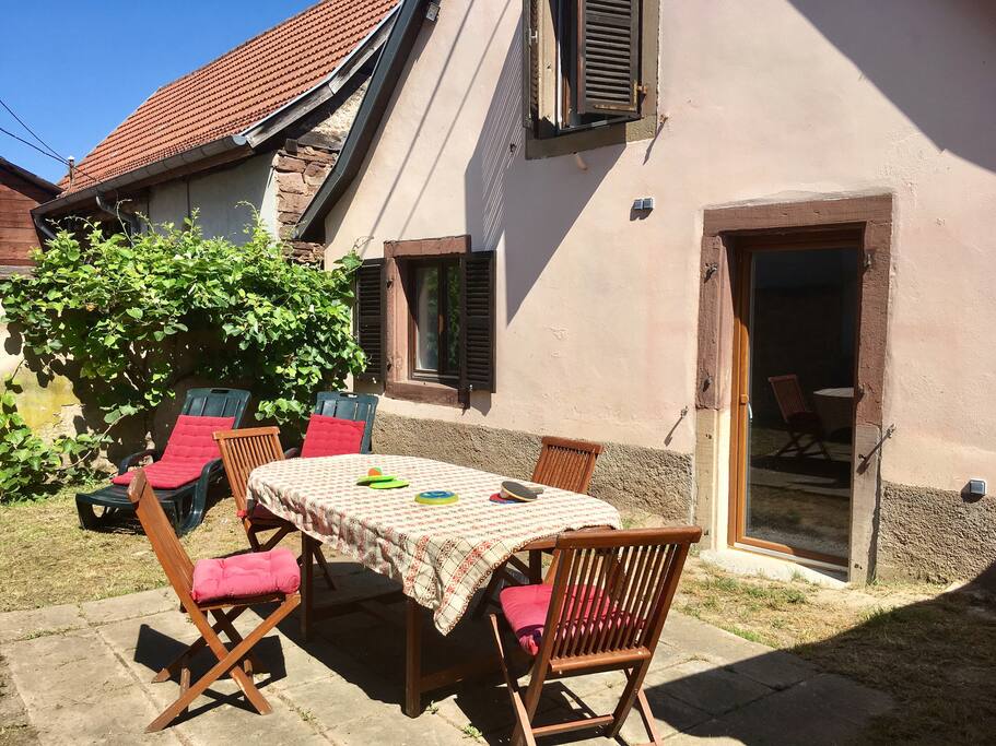 Jardin à l'abris des regards, barbecue, transats (X2) et table de ping-pong à disposition