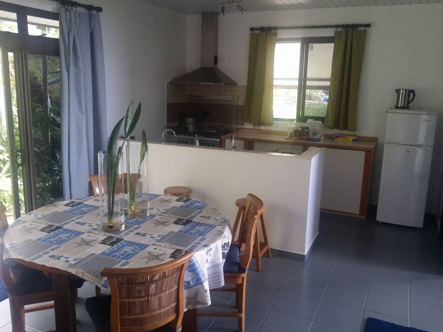 Salle a manger avec cuisine.