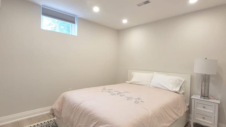 Მთავარი საძინებელი ორადგილიანი საწოლით და ცალკე შესასვლელით სარეცხი/საშხაპე