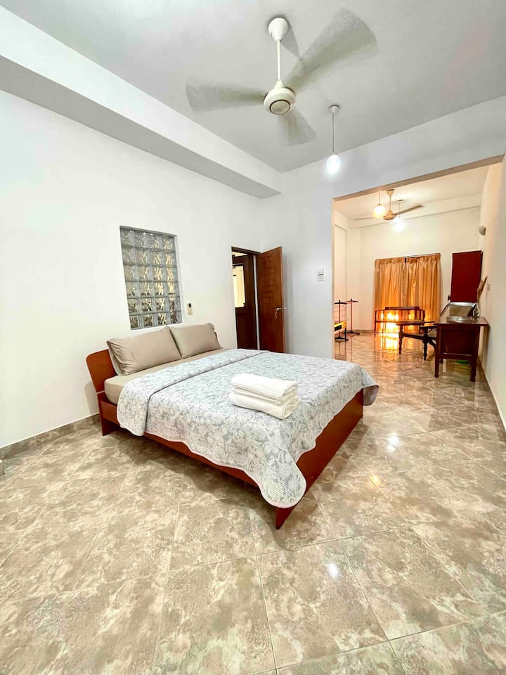 Ფართო ცალკე საძინებელი მიმაგრებული აბაზანით (მოიცავს ცხელ წყალს). Საძინებელი კონდიცირებულია და აქვს ჭერის ორი ვენტილატორი.  

Საწოლი არის დედოფლის ზომის, სადაც არის ჰიპოალერგიული გელის ბალიშები, 8" მაღალი ხარისხის ლეიბი და  სასტუმროს კლასის ბამბის ბამბის ზეწრები.