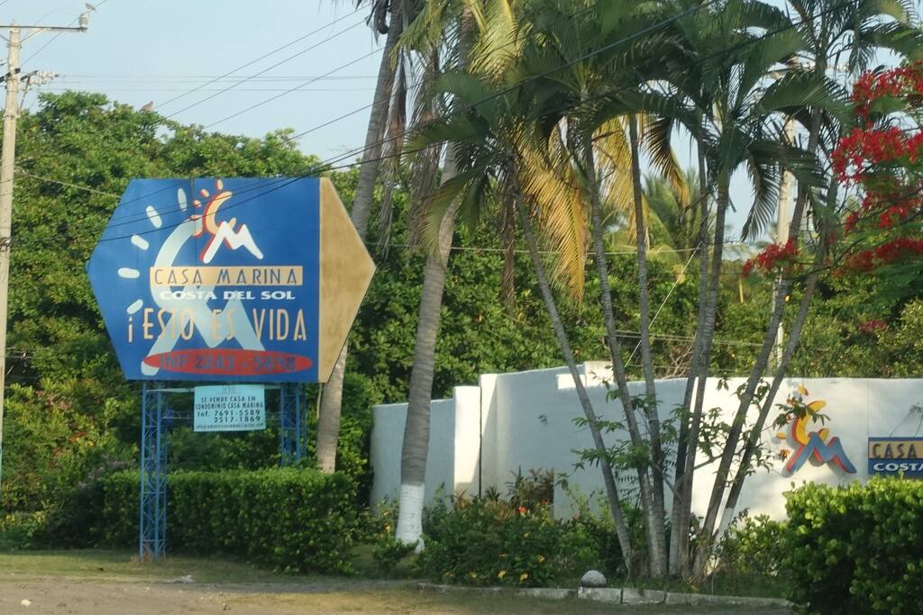 Al llegar a la entrada de Casa Marina, se encuentra visible el rótulo.