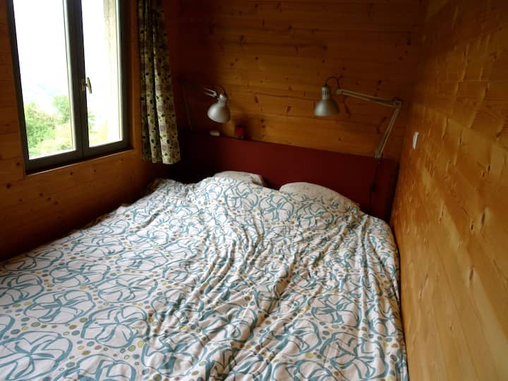 një dhomë e vogël me pamje nga mali