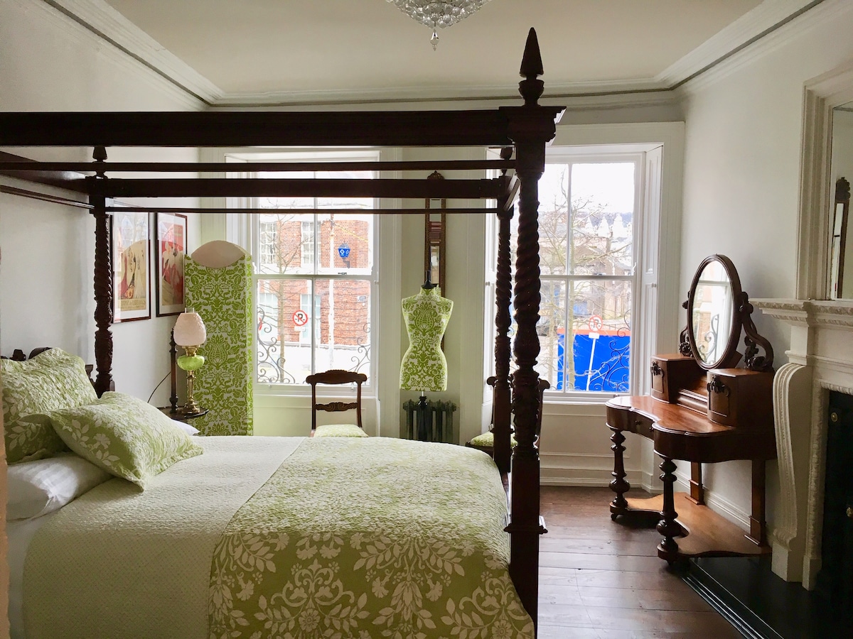 غرفة نوم بسرير كبير الحجم - الطابق الأول