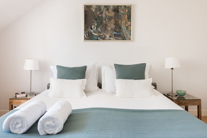 Estoril Luminous Villa Close to the Sea Heated Pool gallery image 5