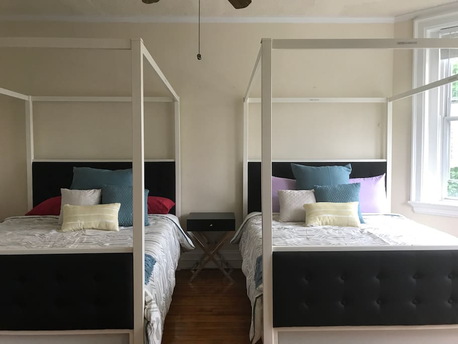 Bedroom 1 : Dual glamorous queen canopy bed