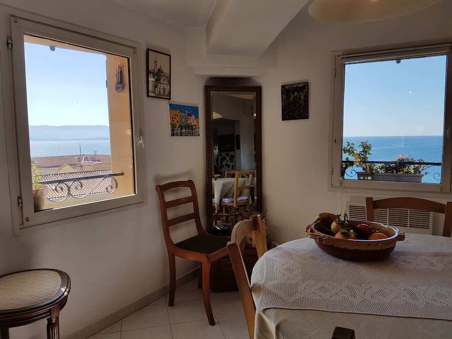 Coin repas vue mer