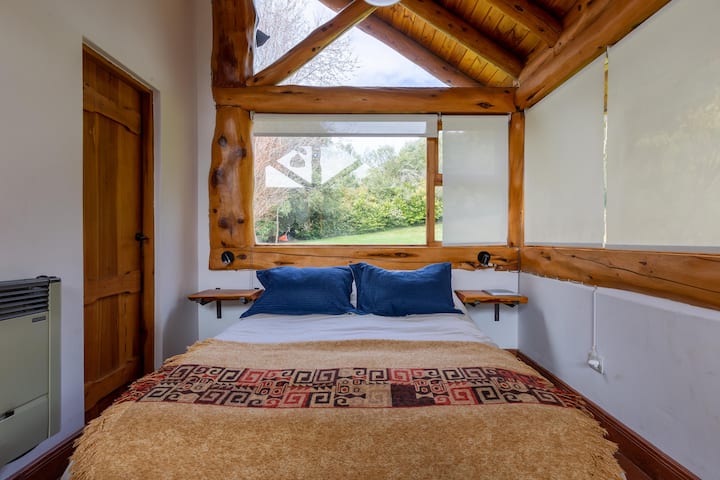 Cama de dos plazas con somier, con sábanas y frazadas de calidad.