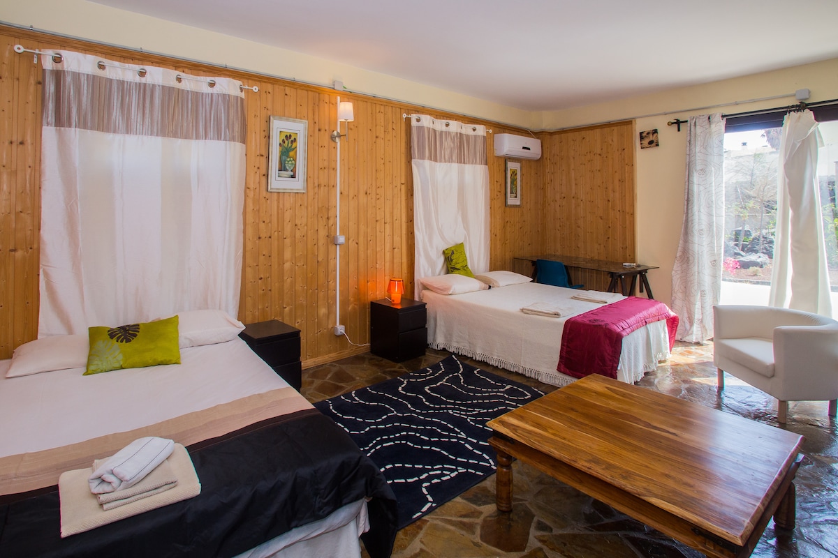 Спалня на долния етаж с две двойни легла.  Стаята разполага и с мивка