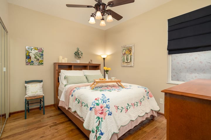 Დაისვენეთ მშვიდად ამ უცნაურ, კოტეჯის სტილის საძინებელში მაღალი კლასის სერტა, დედოფლის ზომის მატრასით.