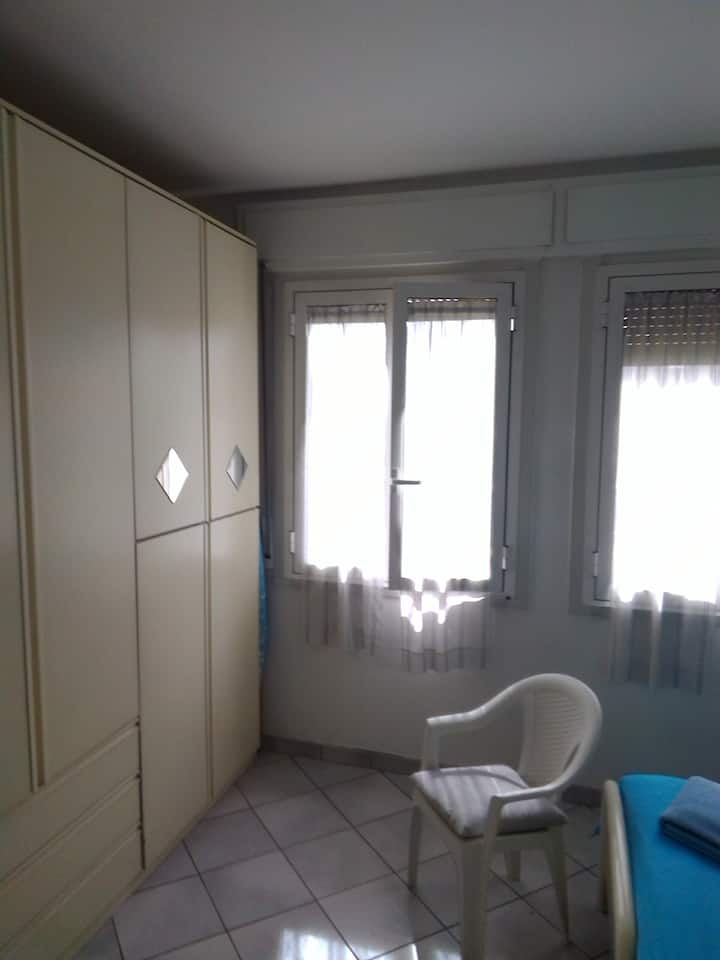 Spavaća soba s ormarom