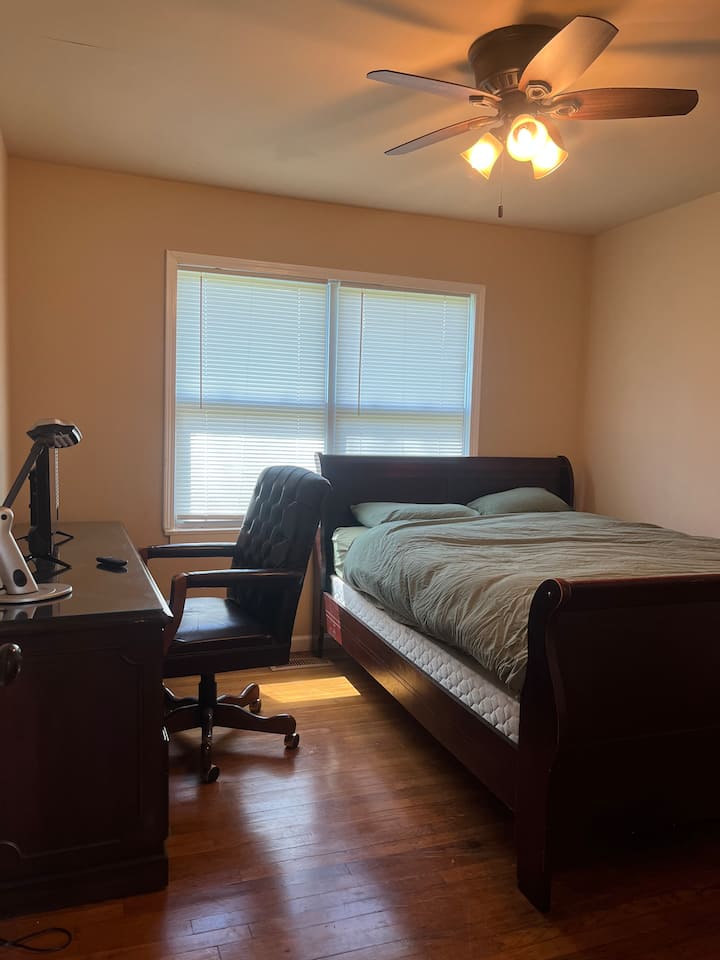 سرير حجم وسط مع مكتب