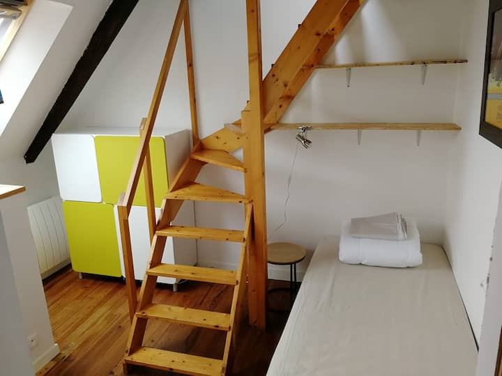 Lit simple dans la deuxième chambre sous la mezzanine.