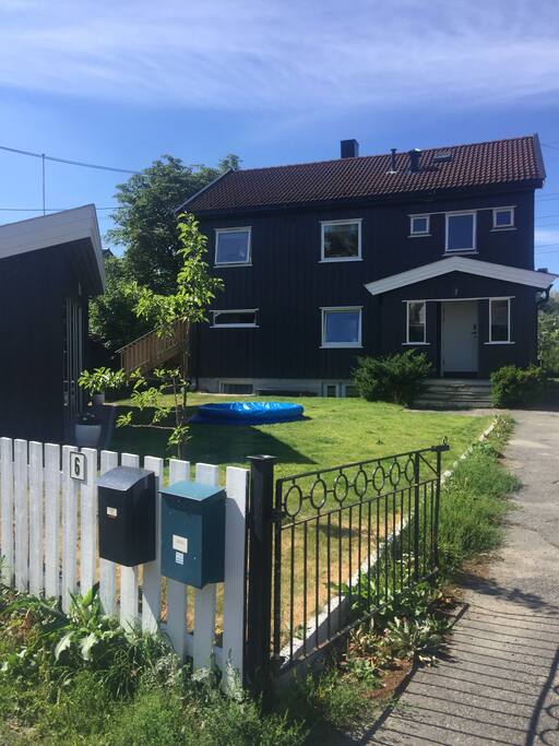 Huset: vi har andre etasje og loft.