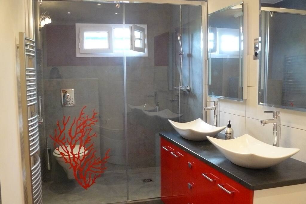 Salle de bains privative pour les hôtes avec WC, douche à l'italienne