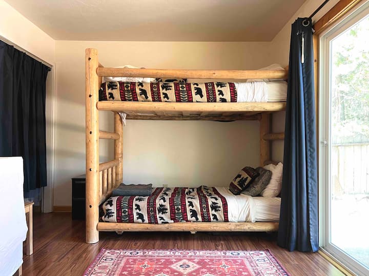 Vitanda vya ghorofa vya chumba cha wageni vyenye starehe vyenye mwonekano wa msitu wa Tahoe