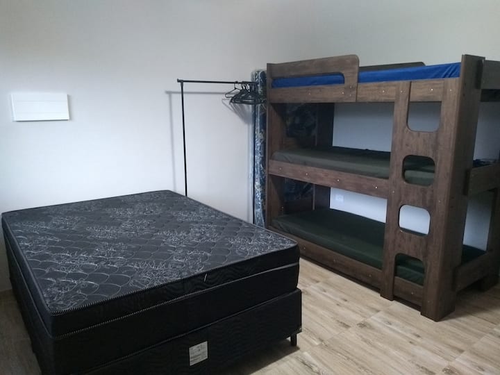 Dormitorio con balcón. 
Amueblado con una cama doble en caja,  un treliche y un colchón individual. También un aparador, un armario y un aparador.
Ventilador de techo.