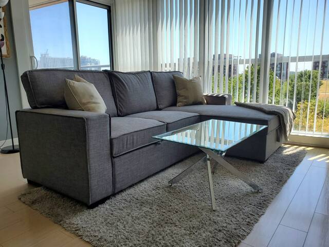 Cozy Toronto condo, great location, 1 free parking gallery image 2