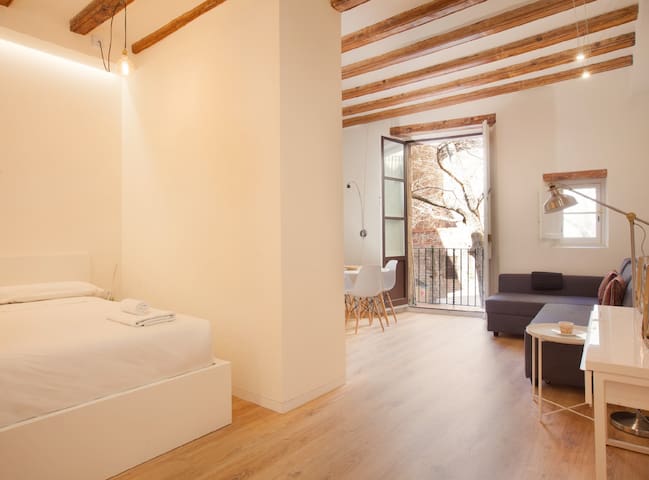 Eberhard&Aurélie@Es-Flats managed Airbnb listing 3