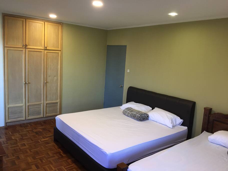 DOUBLE KING BEDROOM