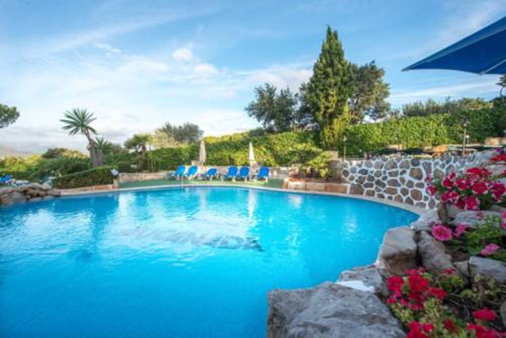Une des 3 piscines de la résidence
